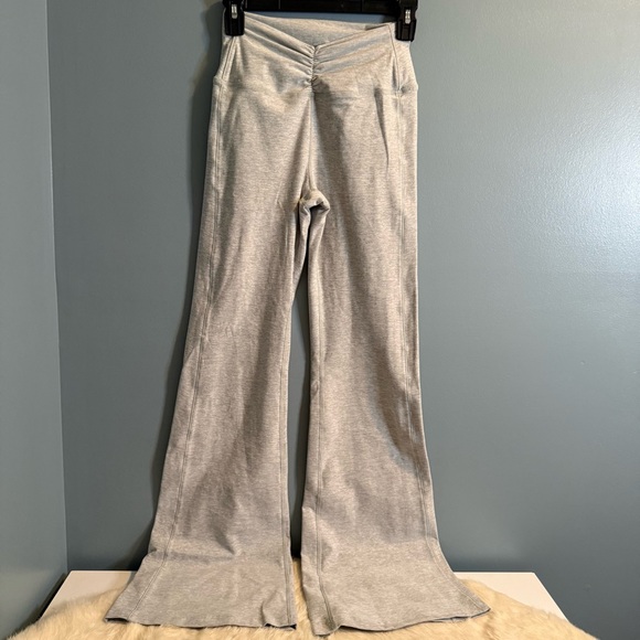 Alo Yoga Heather Gray Alosoft Intuition Long Sleeve Bra w/High Waist Leggings - Picture 3 of 16